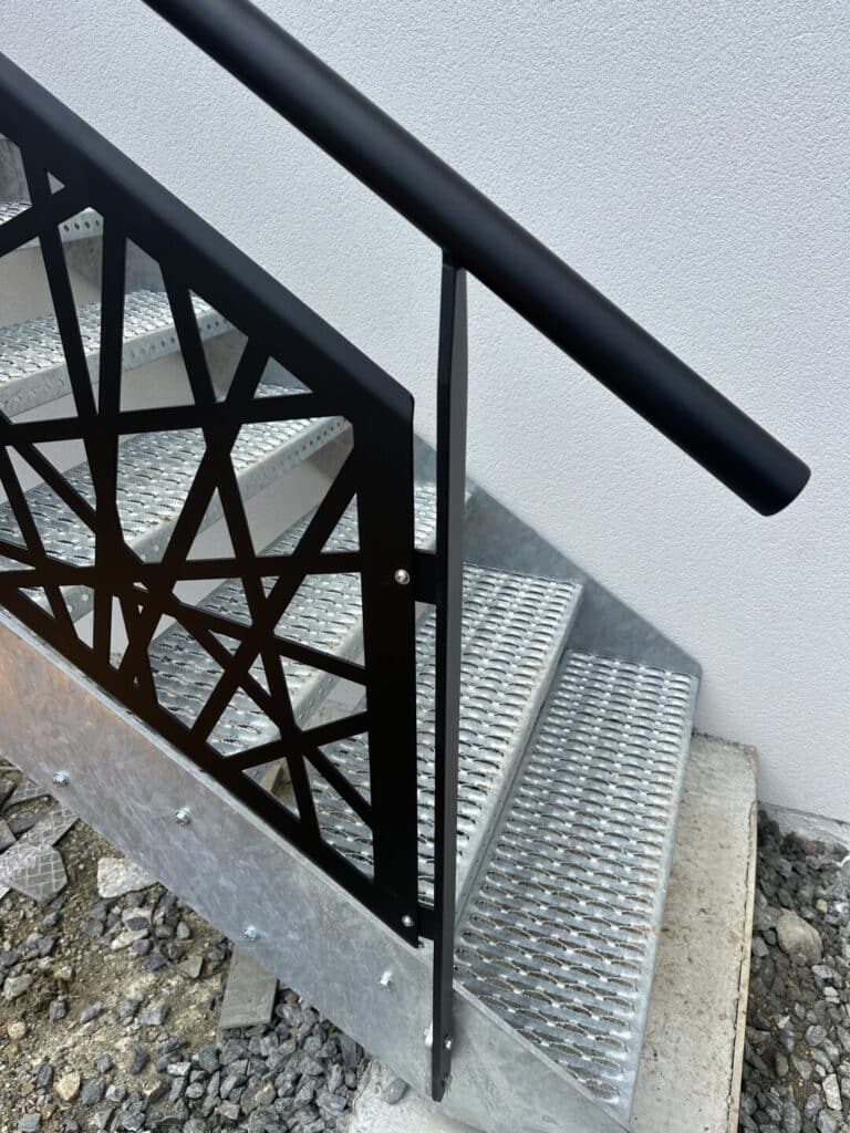 Escalier extérieur en galva et garde-corps en peinture toile d'araignée Lesneven (2)