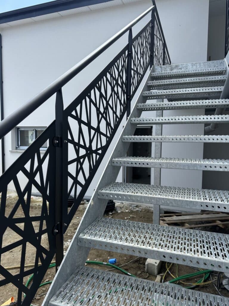 Escalier extérieur en galva et garde-corps en peinture toile d'araignée Lesneven (3)