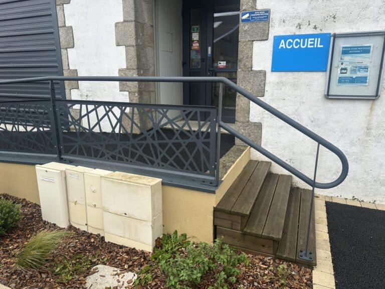 Rampe d'accès passerelle PMR acier peint modèle toile d'araignée Plouescat (2)